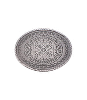 Bring rustic charm into your home with the Bed|Stü Tribe Buckle—an oval-shaped silver tray featuring intricate engraved geometric and floral patterns, beautifully framed by a twisted rope-style border reminiscent of an ornate belt buckle.