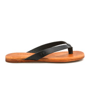 The Bed|Stü Calma sandal, a single brown lightweight leather shoe with comfortable black leather straps, is displayed from the side against a plain white background.
