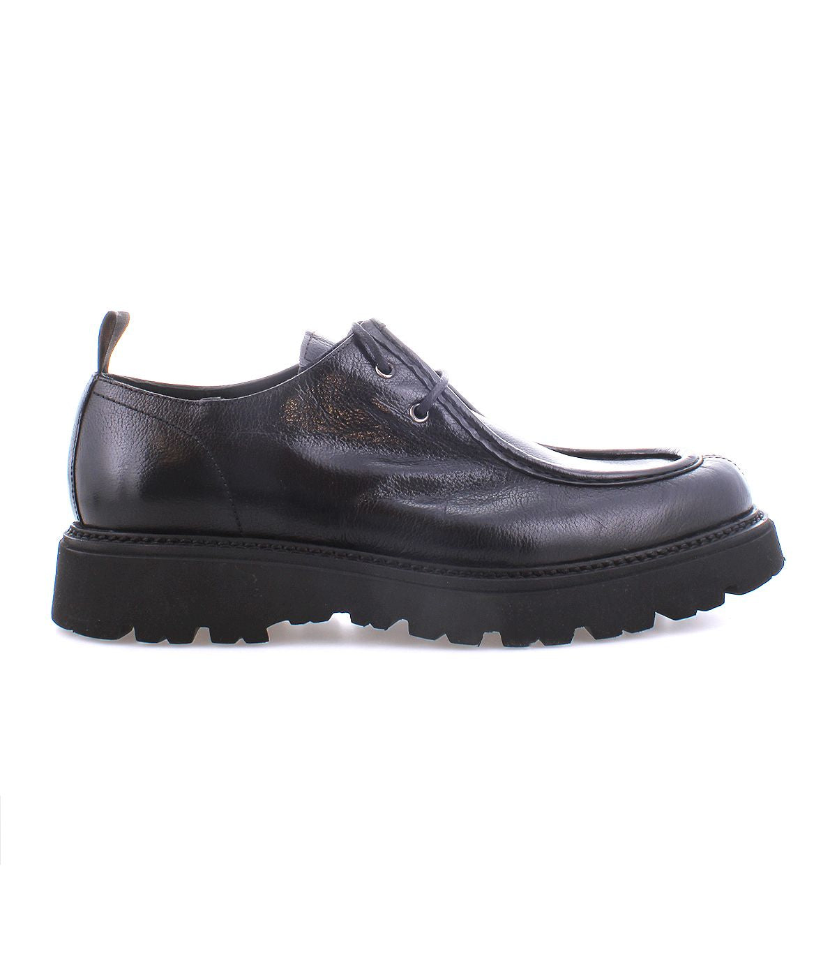 The Bed|Stü Casotto, a single black leather dress shoe featuring a chunky sole and showcasing exquisite Italian craftsmanship, is displayed in profile against a white background.