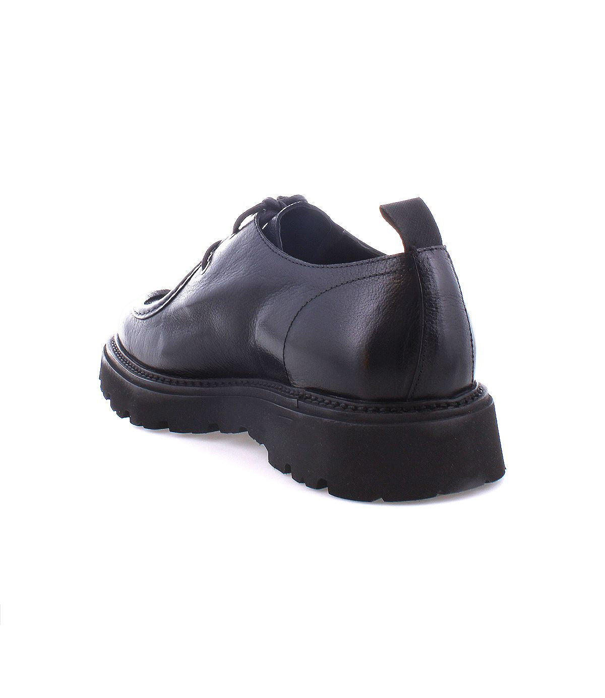 The Bed|Stü Casotto black leather dress shoe, featuring Italian craftsmanship and a thick rubber sole, is displayed from a rear side angle on a white background.