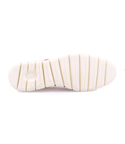 The white rubber sole of the Bed|Stü Cayuga II shoe features wide horizontal grooves and a textured tread pattern, displayed from the bottom against a plain white background—this durable sole is characteristic of derby shoes with classic brogue detailing.