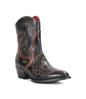 The Bed|Stü Chamise is a black leather western boot featuring decorative stitching, brown accents, a pointed toe, and a short stacked heel. This classic mid-height boot is displayed on a white background and exemplifies timeless craftsmanship and style.