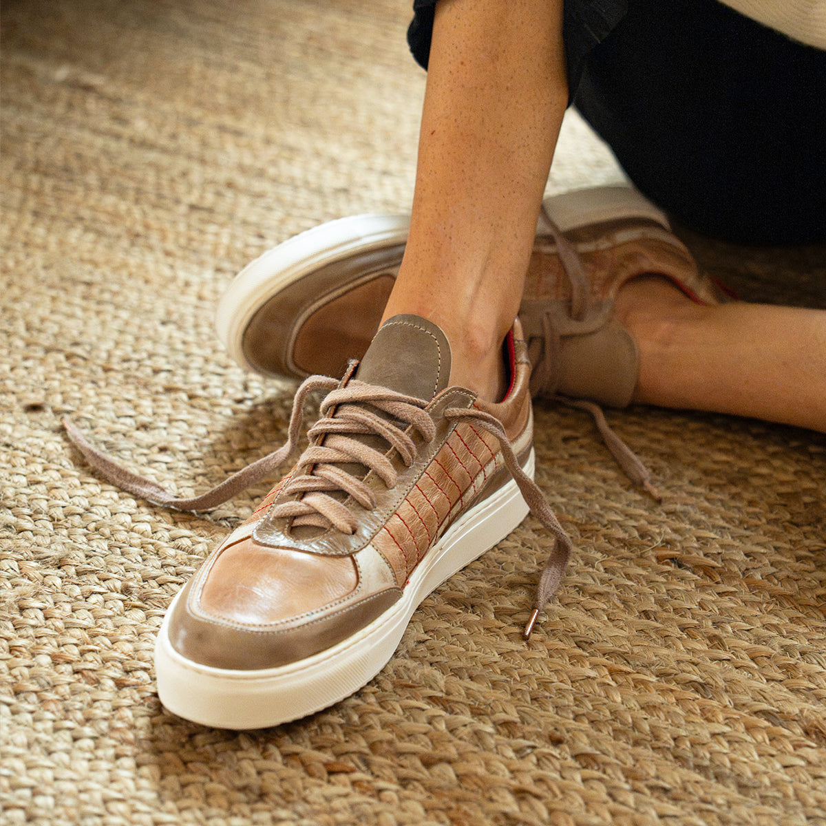 Bed|Stü Cosmo tan leather sneakers with a white sole and contrast stitching, worn on a person’s feet.