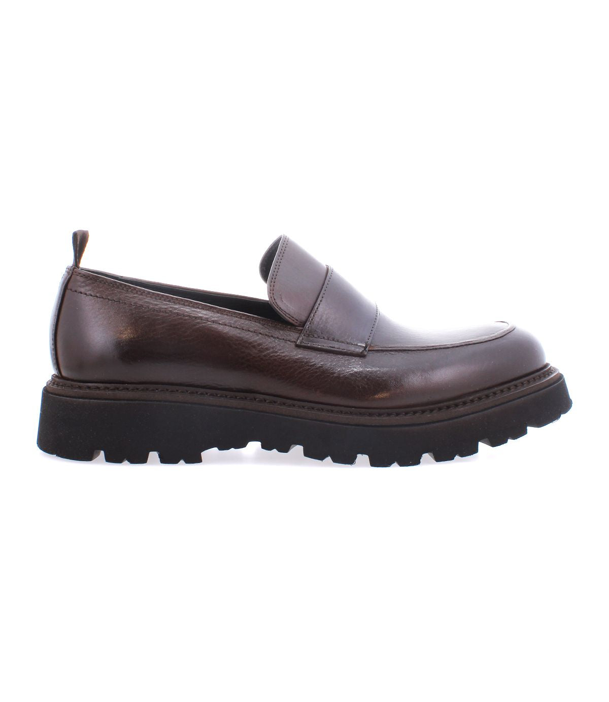 The Bed|Stü Costruito, an Italian-made penny loafer in brown vegetable-tanned leather, is displayed in profile against a white background, highlighting its thick black Livetech outsole for a contemporary touch.