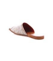 The image features the Bed|Stü Gailee, a single beige leather slide sandal with a flat brown sole and cushioned footbed, shown from the back and slightly to the side against a white background.