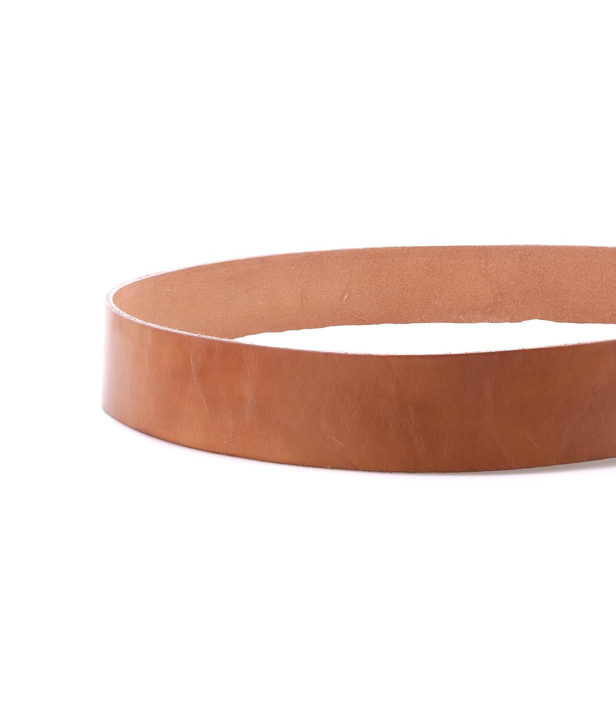 A close-up view of the Bed|Stü Hobo belt, crafted from plain brown leather with a sturdy metal buckle and displayed in a circular shape against a white background—perfect for elevating your everyday style.