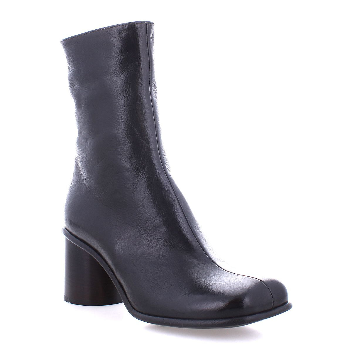 The Isodora boot by Bed|Stü is a black leather ankle boot with a chunky mid-height heel, rounded toe, and smooth texture, displayed on a white background—expertly handcrafted from premium Italian leather.