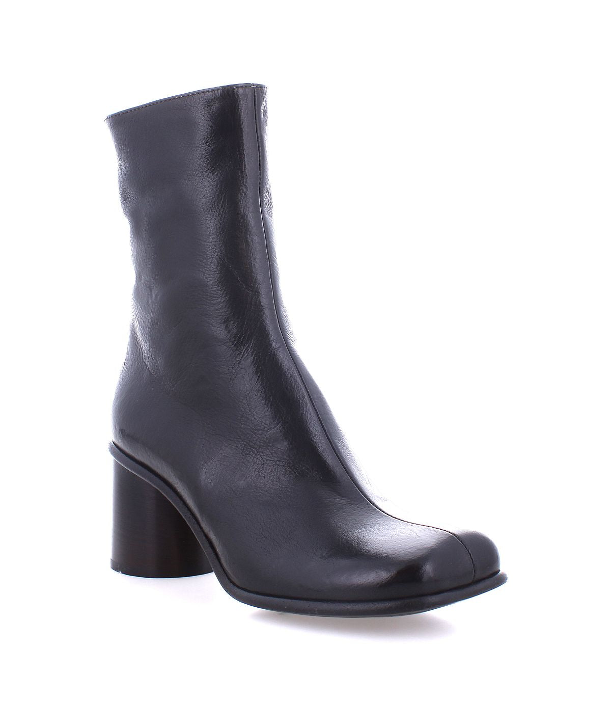 The Isodora boot by Bed|Stü is a black leather ankle boot with a chunky mid-height heel, rounded toe, and smooth texture, displayed on a white background—expertly handcrafted from premium Italian leather.