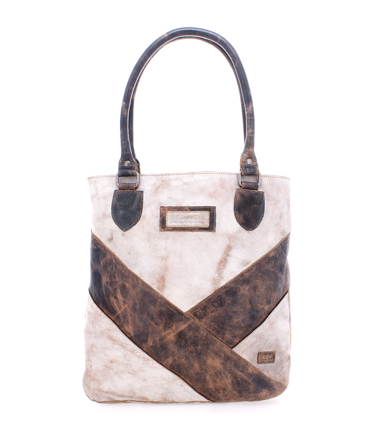 Introducing the Italic tote bag by Bed|Stü: a beige and brown leather handbag with two handles, highlighted by a diagonal brown stripe and a rectangular label on the front. This stylish accessory features padded shoulder straps for enhanced comfort and an organic cotton lining, ensuring a touch of sustainable luxury.