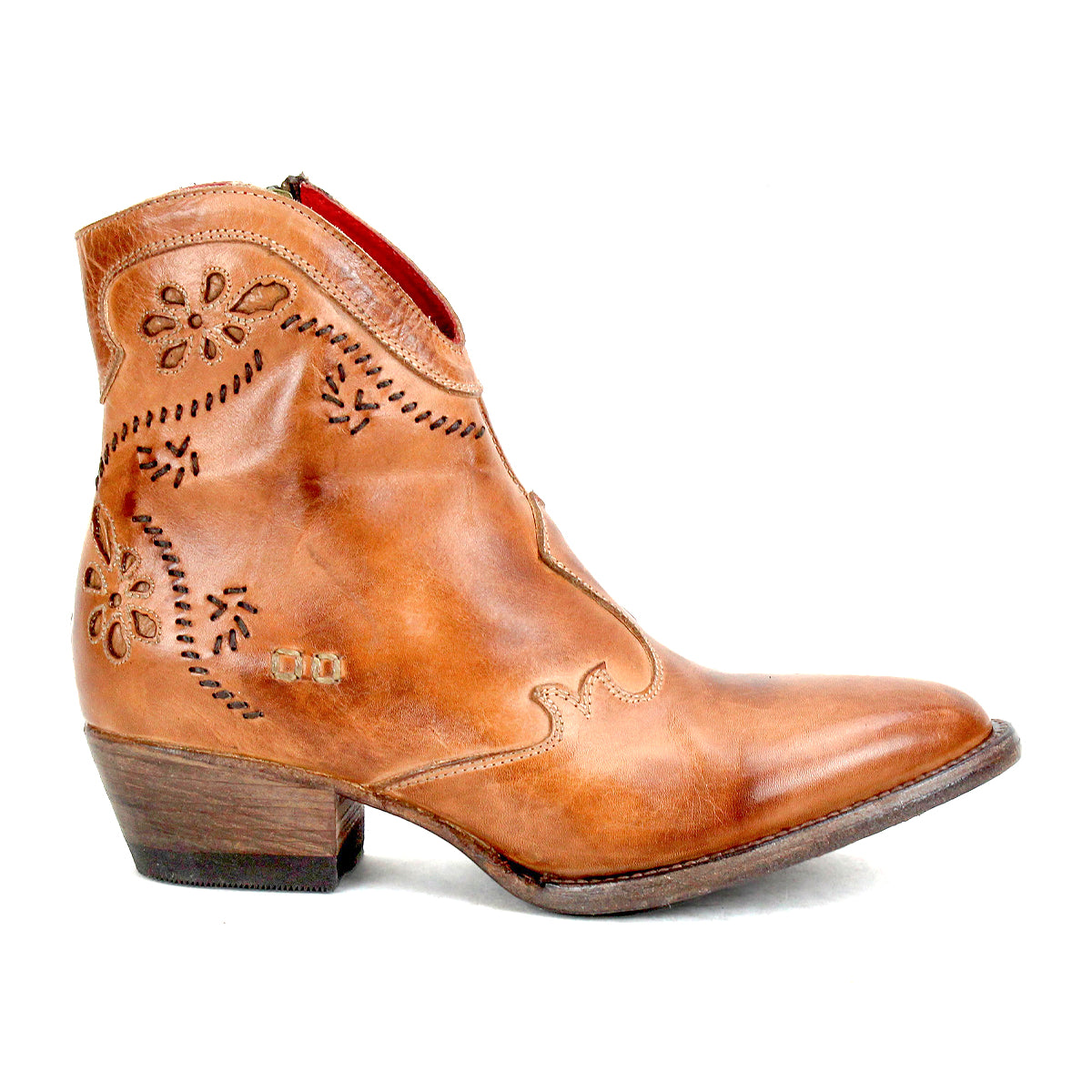 The Bed|Stü Laredoa is a brown leather Western boot with decorative stitching, a pointed toe, and a low heel, shown in profile on a white background. This feminine cowboy boot features elegant details that add classic style to any outfit.