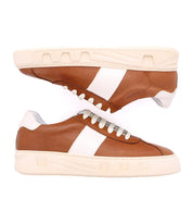 Law by Bed|Stü – These brown luxury leather sneakers feature white soles, white laces, and a signature white stripe along the side. Displayed from both side and angled perspectives on a minimal background, Law exemplifies Bed|Stü’s impeccable Italian craftsmanship, combining timeless design with premium materials for a refined classic look.