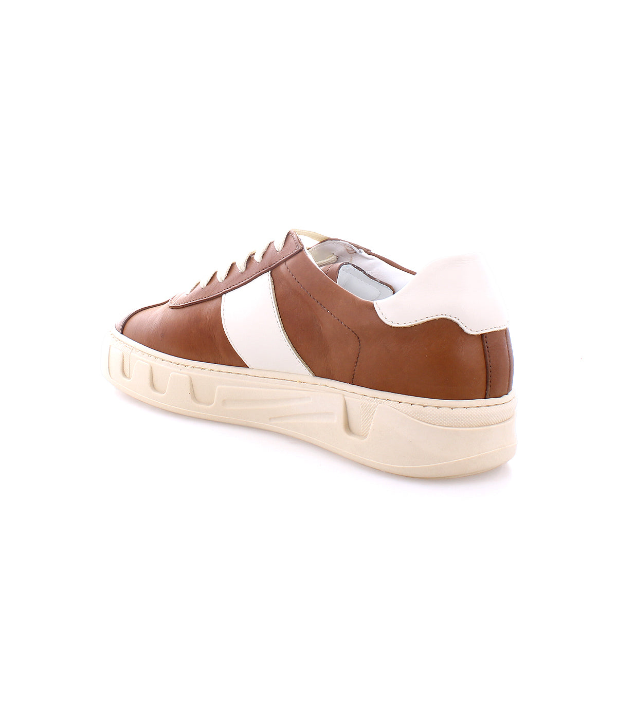 Bed|Stü Law: Brown and white luxury leather sneaker with a beige rubber sole, seen from the back left side on a white background—a refined showcase of Italian craftsmanship and timeless design.