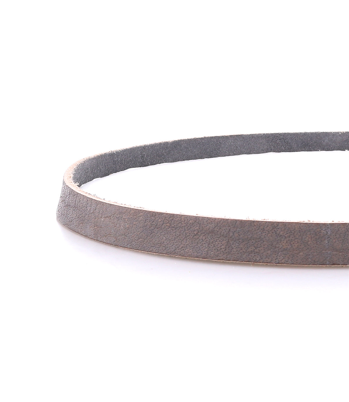 A close-up of the Bed|Stü Monae slim leather belt, featuring a timeless buckle and arranged in a circular shape on a white background—a must-have accent for any everyday wardrobe.