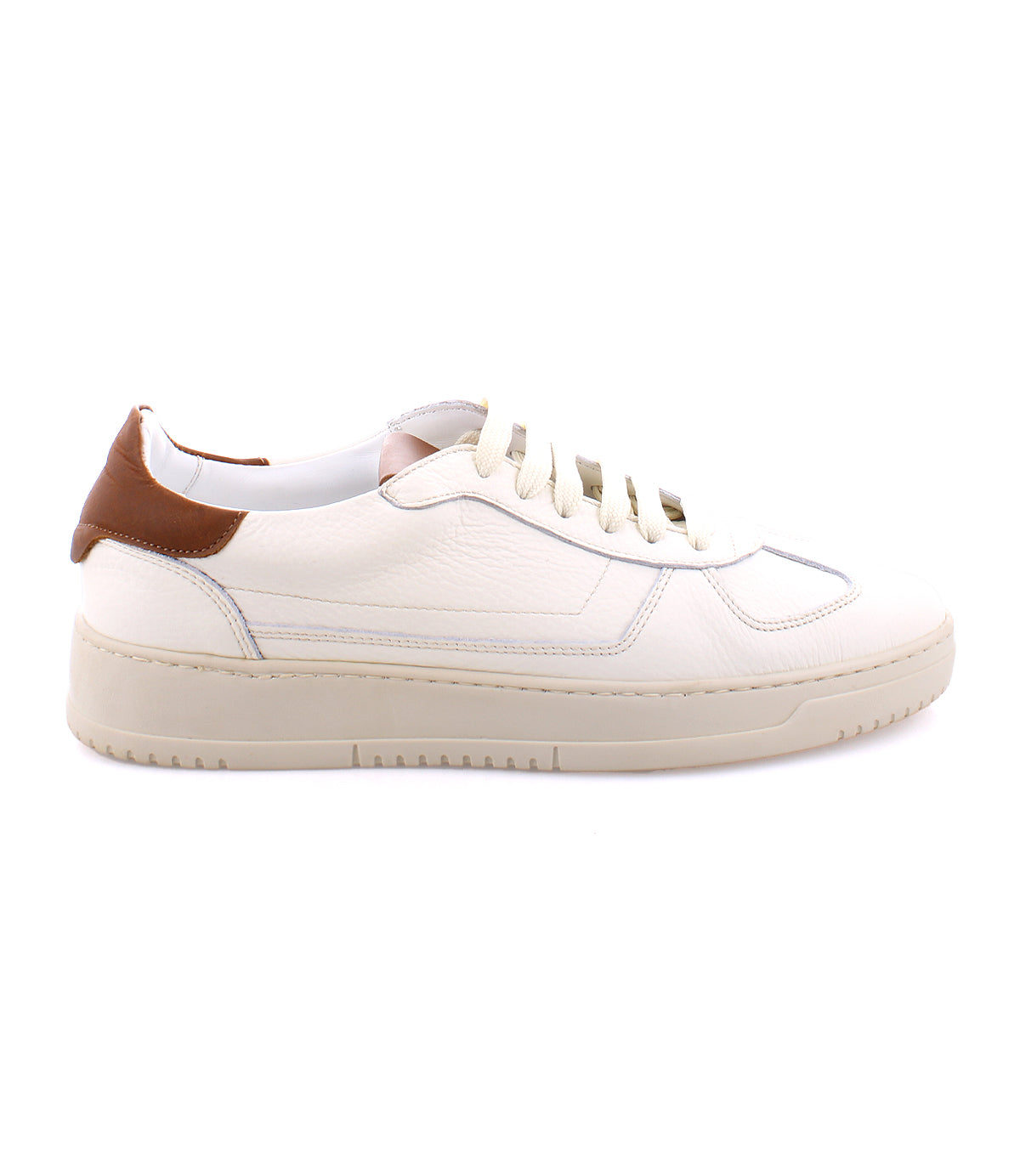 Bed|Stü's North sneakers are white low-top Italian leather men's shoes, featuring brown accents on the heel and collar, white laces, and a light beige rubber sole. Viewed from the side, these sneakers perfectly balance classic men's footwear style with modern comfort.