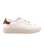 Bed|Stü's North sneakers are white low-top Italian leather men's shoes, featuring brown accents on the heel and collar, white laces, and a light beige rubber sole. Viewed from the side, these sneakers perfectly balance classic men's footwear style with modern comfort.