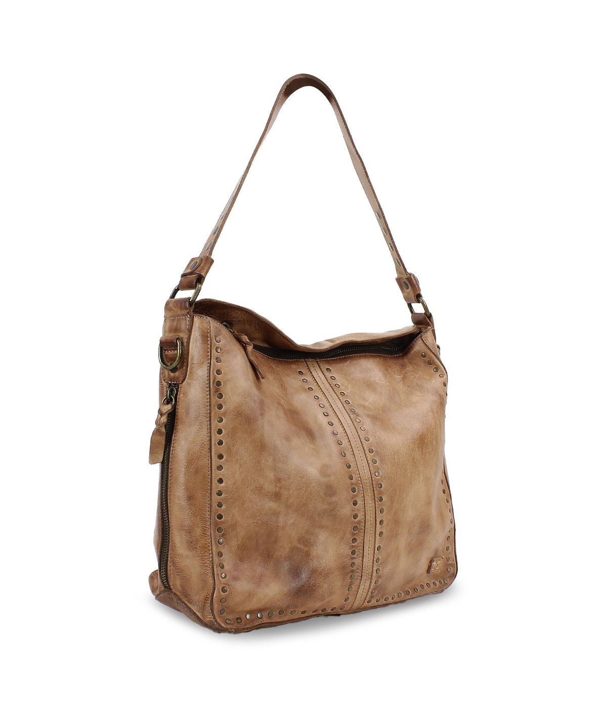 Introducing the Packet LTC by Bed|Stü—a light brown leather shoulder tote featuring a wide strap, decorative stitching, and metal stud accents along the sides and bottom edges.