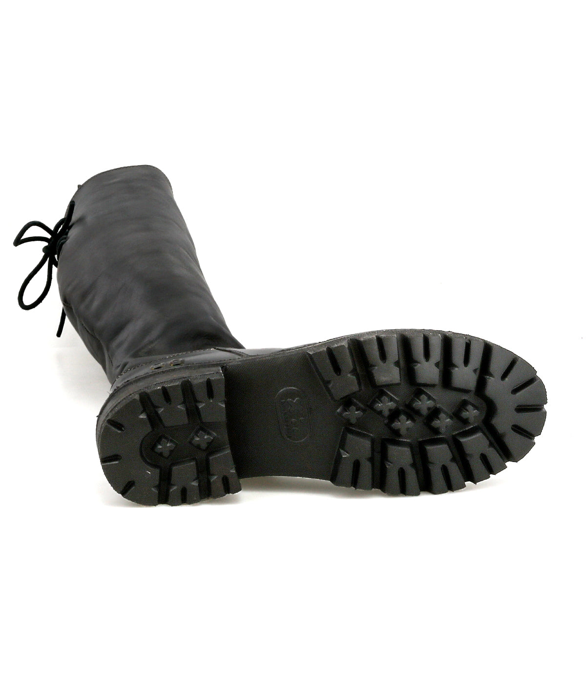 The Bed|Stü Scope boot, crafted from black vegetable-tanned leather, is shown lying on its side with the sole facing up to highlight its tread pattern and back-tied laces.