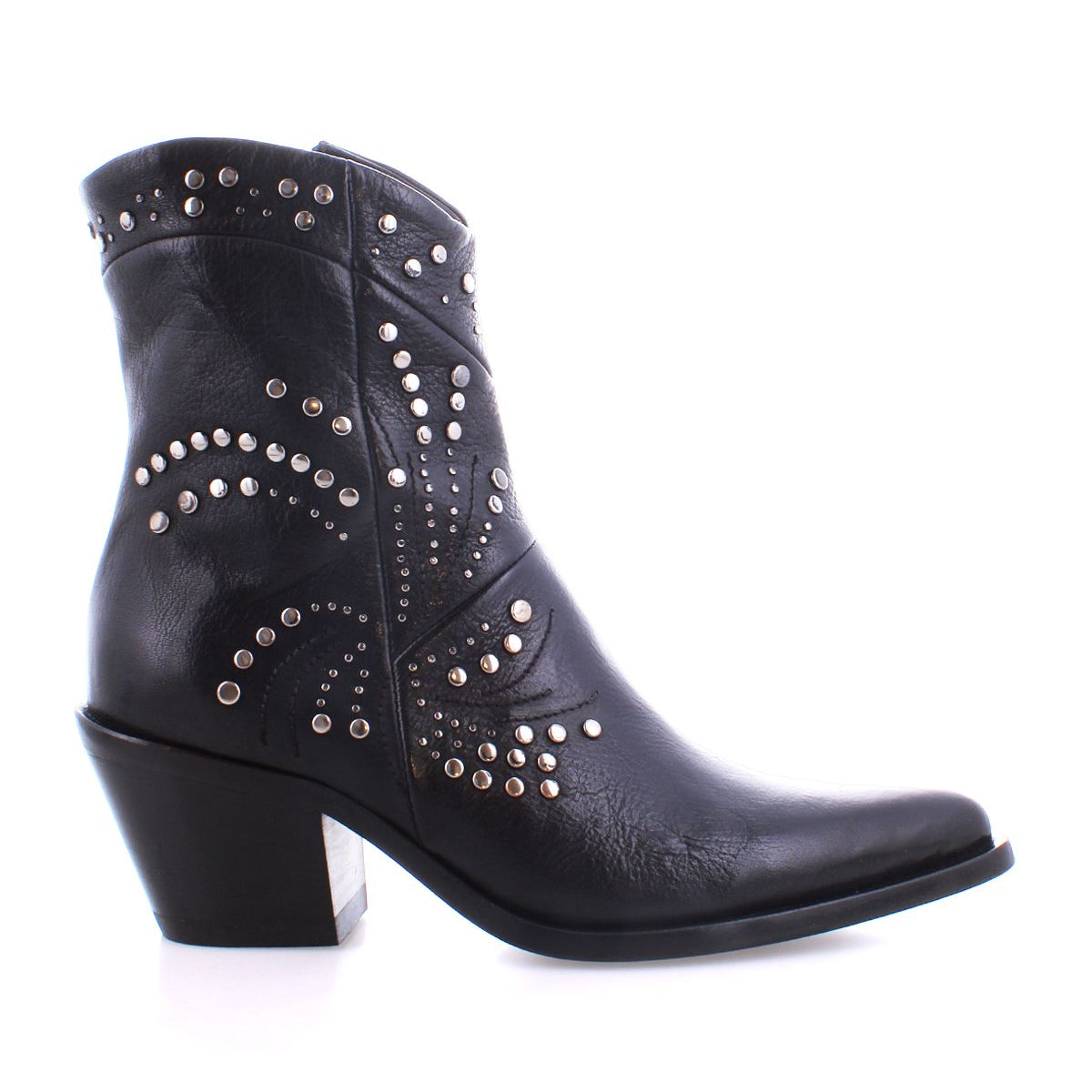 The Sposa ankle boot by Bed|Stü is an Italian-crafted bootie made from vegetable-tanned black leather, featuring a mid-height block heel, a pointed toe silhouette, and adorned with silver studs arranged in an elegant swirling pattern.