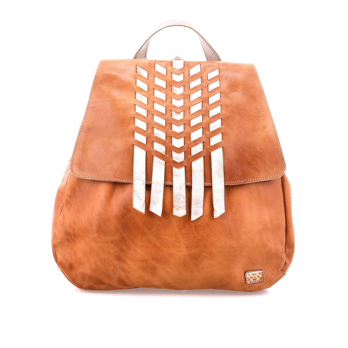 Introducing the Bed|Stü Teji—a light brown leather backpack featuring a flap closure, vertical silver chevron accents on the front, and a small rectangular patch at the bottom right corner. Drawing inspiration from classic handwoven leather bag styles, this piece beautifully combines artisanal charm with modern detailing.