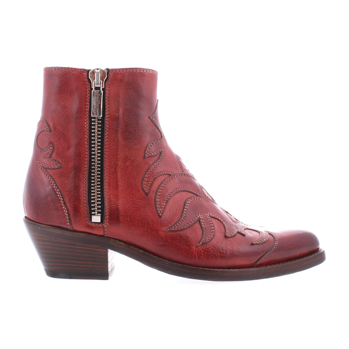 Introducing Tentativa by Bed|Stü: This handcrafted Italian boot in red leather features decorative stitching, a convenient side zipper, and a low stacked heel. Showcased in profile against a white background, its vintage Western-inspired silhouette lends timeless charm to the elegant construction.