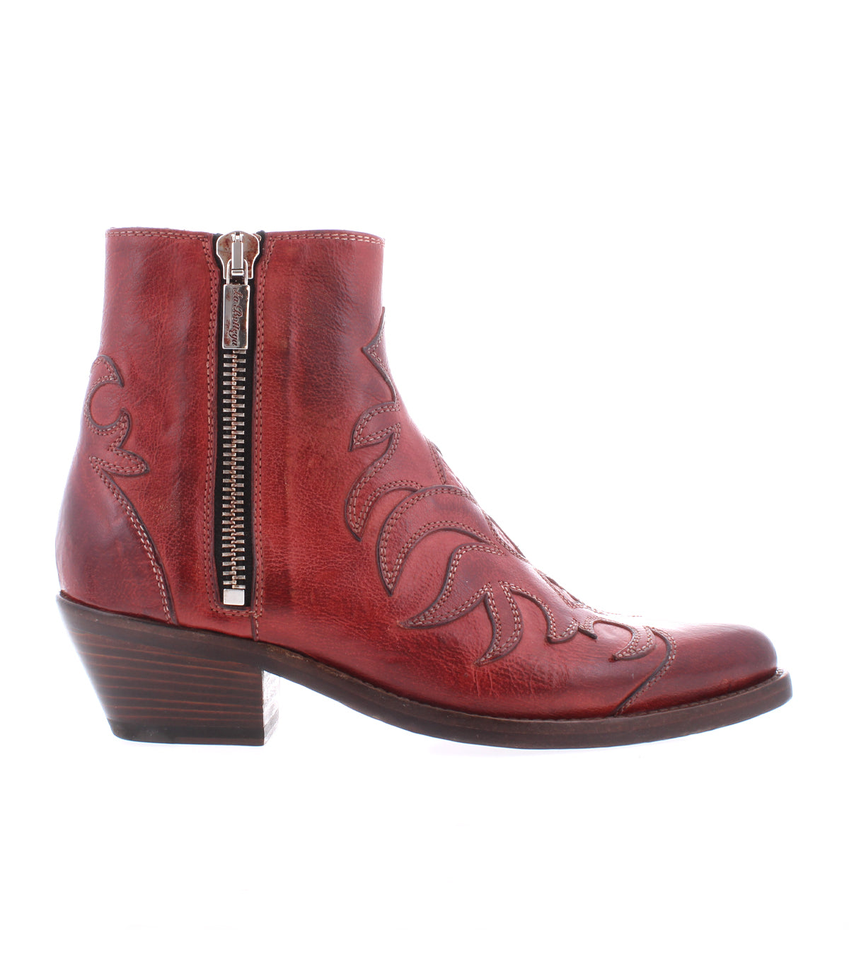 Introducing Tentativa by Bed|Stü: This handcrafted Italian boot in red leather features decorative stitching, a convenient side zipper, and a low stacked heel. Showcased in profile against a white background, its vintage Western-inspired silhouette lends timeless charm to the elegant construction.