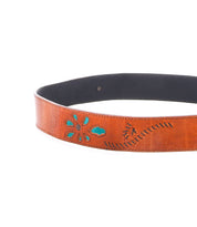 Bed|Stü Upswing II brown handcrafted leather belt with turquoise inlay and decorative stitching, featuring a subtle floral design, displayed in a curved position on a white background.
