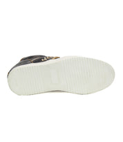 The image shows the white rubber sole with a textured pattern of the Bed|Stü Andromeda sneaker, viewed from the bottom.