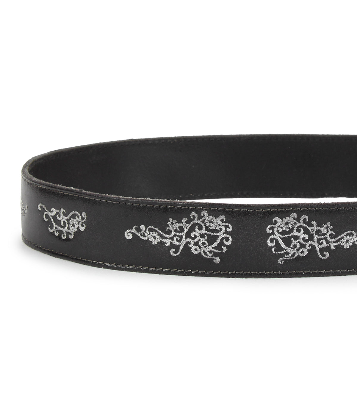 Introducing the Blaze JB by Bed|Stü—a black full-grain leather belt adorned with white decorative embroidery in a repeating floral pattern and graceful embroidered scrollwork along its length. An antique-finished buckle completes the look with a classic touch.