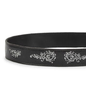 Introducing the Blaze JB by Bed|Stü—a black full-grain leather belt adorned with white decorative embroidery in a repeating floral pattern and graceful embroidered scrollwork along its length. An antique-finished buckle completes the look with a classic touch.
