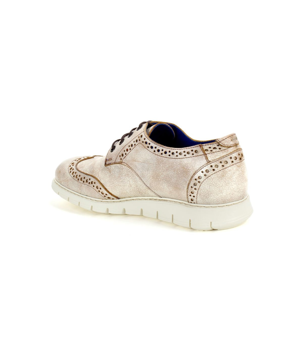 The Bed|Stü Cayuga II is a beige leather derby shoe in a wingtip style, showcasing classic brogue perforations, dark laces, and a white sole, displayed at an angle on a white background.