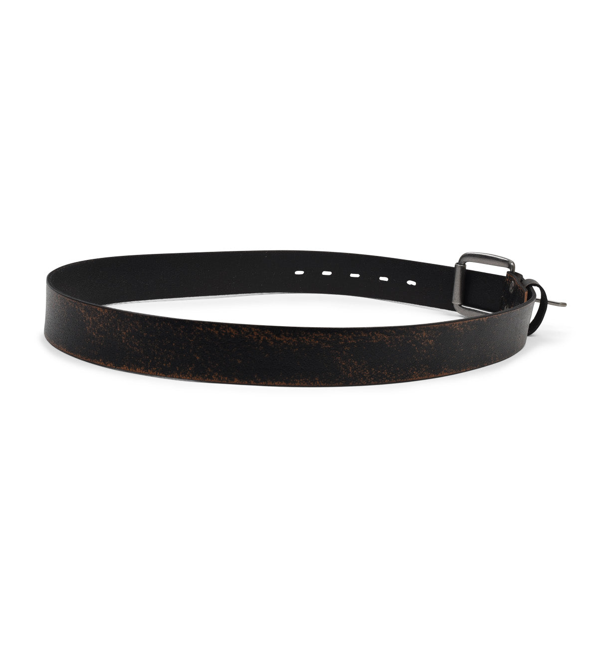 The Drifter belt by Bed|Stü, crafted from textured black leather and finished with a silver metal buckle, is displayed lying flat in a circular shape against a white background, showcasing its minimal style.