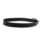 The Drifter belt by Bed|Stü, crafted from textured black leather and finished with a silver metal buckle, is displayed lying flat in a circular shape against a white background, showcasing its minimal style.