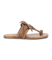 Step out in effortless summer style with the Isobel sandal from Bed|Stü—a brown leather flat featuring a braided thong strap and a detailed leaf accent on the upper.