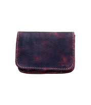 The Bed|Stü Jeor card wallet, crafted in closed, dark brown rustic leather with red undertones and white stitching, is displayed against a plain white background.