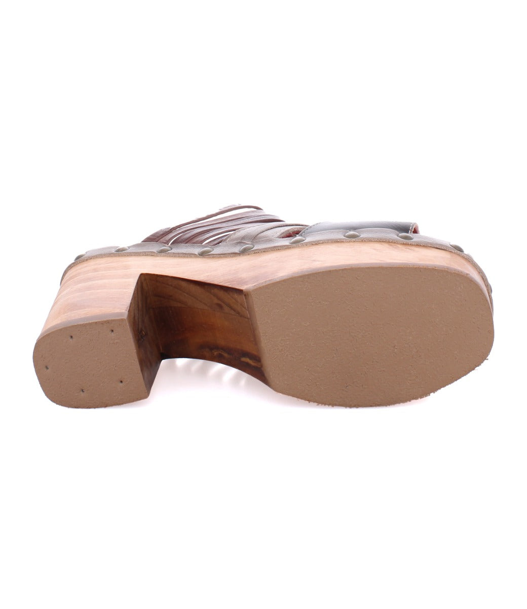 The image shows the bottom view of the Bed|Stü Shantel clog, featuring a thick wooden platform sole and visible nail details around the edge.